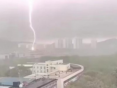遭遇雷击的后果及应对措施（当雷电劈中你，会发生什么？如何保护自己？）