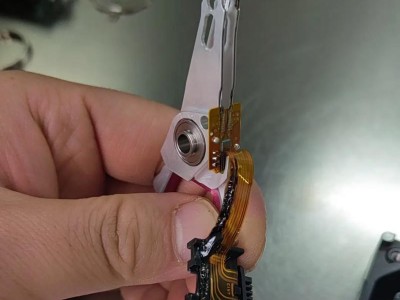 日立硬盘磁头更换指南（详细教你如何更换日立硬盘磁头）